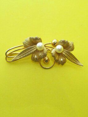 Vintage brooch Gold filled with faux pearls